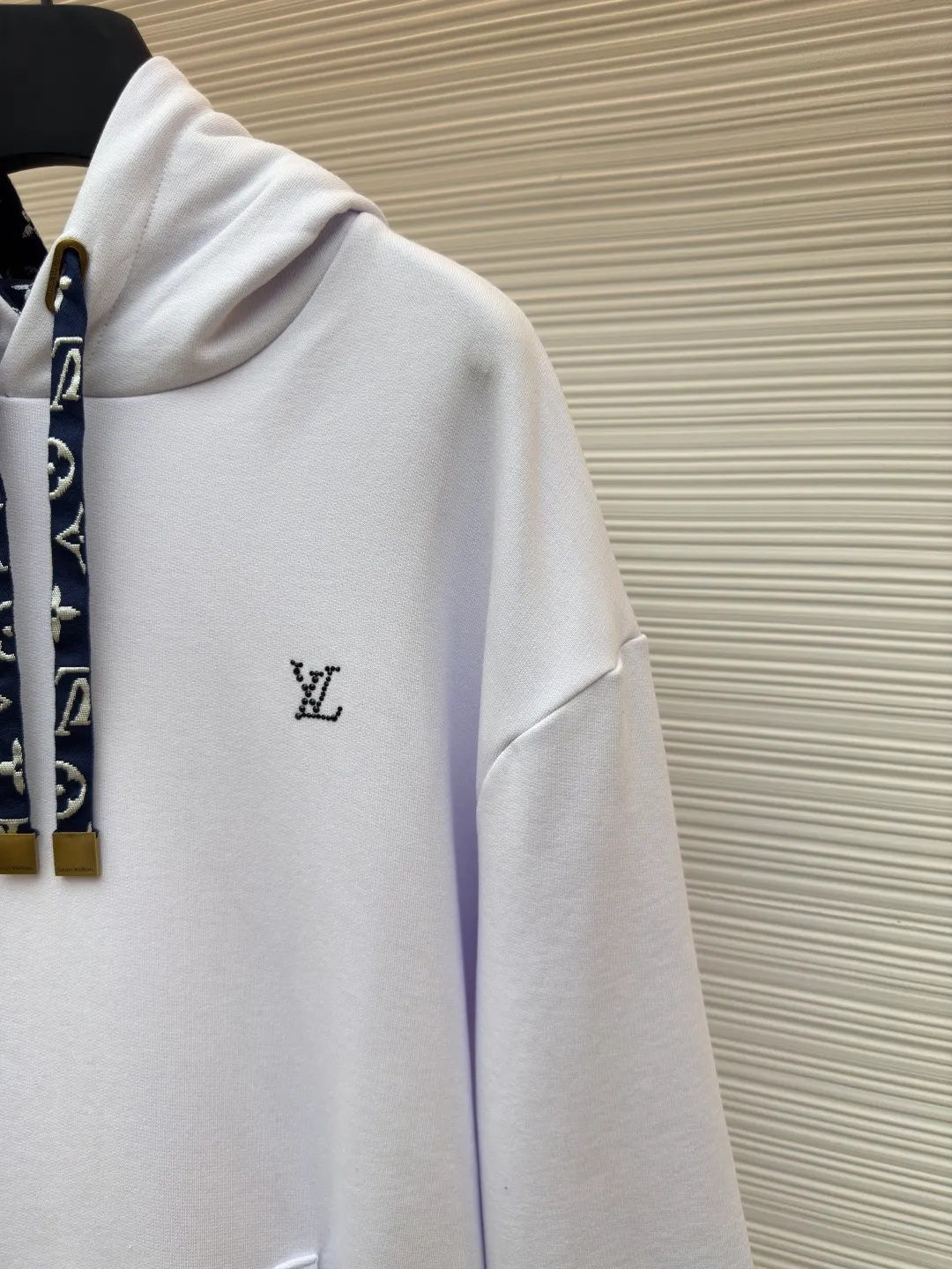 LOUIS VUITTON small logo hooded sweatshirt ●Authentic product: Purchased and developed by 10989 ●Item number: 1680307-A65 ●Fabric: pure cotton fabric ●Technology: jacquard production ●Version: fitted version ●Weight: about 850 grams ●Size: S-M-L-XL ●Description: Using pure cotton yarn for weaving, special weaving and finishing techniques are used. In addition, the production process of scale base fabric is relatively complicated and requires multiple processes to complete. The printing process combines the bright colors of glue printing with the characteristics of high-density elastic materials, allowing the printed pattern to better adapt to the expansion and contraction of the fabric. The hot brick process refers to the technology of fixing hot diamonds on clothing fabrics through high-temperature ironing, adding a unique visual effect. Accurately mark the location of the ironing tile pattern to ensure precision when ironing. Same style for men and women!